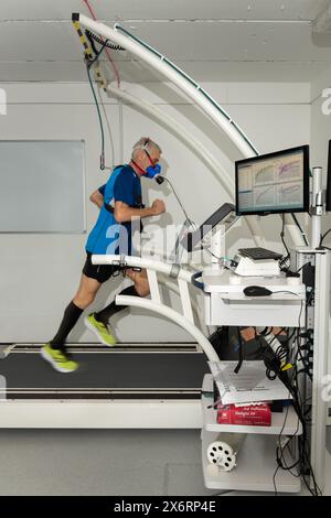 Maximaler Sauerstoffverbrauch ermittelt für einen Sportler mittleren Alters, der VO2 max für kardiovaskuläre Fitness und aerobe Ausdauer eines Triathleten misst Stockfoto