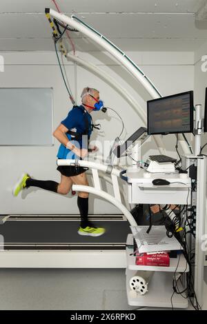 Maximaler Sauerstoffverbrauch ermittelt für einen Sportler mittleren Alters, der VO2 max für kardiovaskuläre Fitness und aerobe Ausdauer eines Triathleten misst Stockfoto