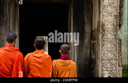 Drei Nicht Erkennbare Buddhistische Mönche In Angkor Wat, Siem Reap, Kambodscha Stockfoto