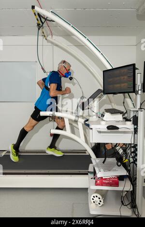 Maximaler Sauerstoffverbrauch ermittelt für einen Sportler mittleren Alters, der VO2 max für kardiovaskuläre Fitness und aerobe Ausdauer eines Triathleten misst Stockfoto