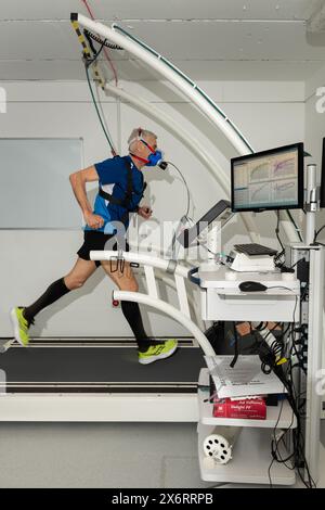 Maximaler Sauerstoffverbrauch ermittelt für einen Sportler mittleren Alters, der VO2 max für kardiovaskuläre Fitness und aerobe Ausdauer eines Triathleten misst Stockfoto