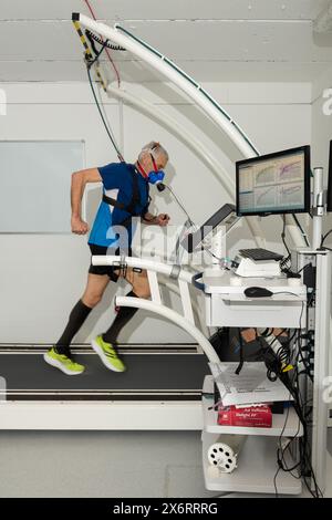 Maximaler Sauerstoffverbrauch ermittelt für einen Sportler mittleren Alters, der VO2 max für kardiovaskuläre Fitness und aerobe Ausdauer eines Triathleten misst Stockfoto