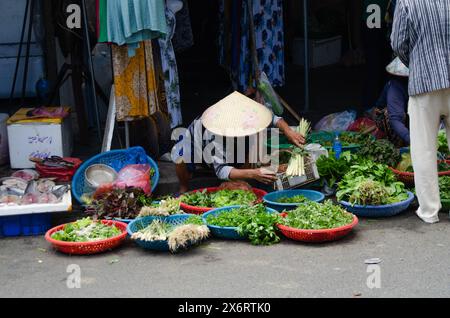 Asiatische Frau, die lokale Küche auf dem Straßenmarkt verkauft. Konzept von Tourismus und Reisen in Südostasien Stockfoto