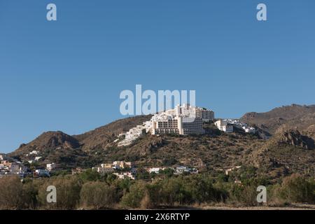 Der alte Mojacar auf dem Hügel mit weiß getünchten Häusern und engen Gassen, die dicht als maurische Stadt vom Tal der Pyramiden aus gesehen sind. Stockfoto