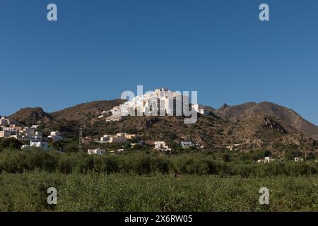 Der alte Mojacar auf dem Hügel mit weiß getünchten Häusern und engen Gassen, die dicht als maurische Stadt vom Tal der Pyramiden aus gesehen sind. Stockfoto