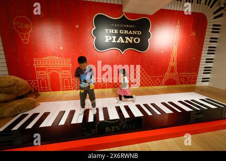 DIE ERSTE FAO SCHWARZ ERÖFFNET IN PARIS Stockfoto