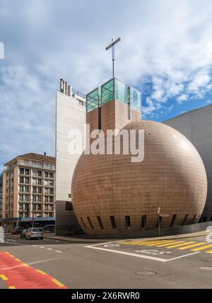 Genf, Schweiz - 5. April 2024: Moderne Architektur des Pfarrzentrums der Heiligen Dreifaltigkeit in Genf Stockfoto