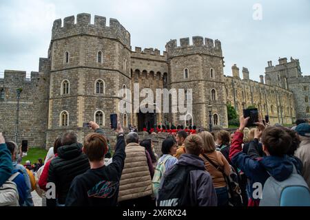 Windsor, Berkshire, Großbritannien. 16. Mai 2024. Es war ein geschäftiger Tag heute in Windsor, Berkshire, als Touristen und Besucher kamen, um den Wachwechsel zu beobachten. Soldaten marschierten von Victoria Barracks nach Windsor Castle, um die Wachablösung zu übernehmen. Die Wachen heute waren Windsor Castle Guard, Nummer 12 der irischen Garde mit musikalischer Unterstützung der Band of the Brigade of Gurkhas. Quelle: Maureen McLean/Alamy Live News Stockfoto