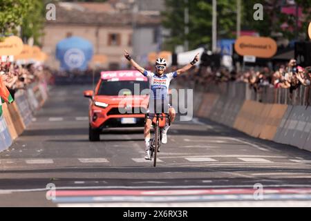 Fano, Italien. Mai 2024. Alaphilippe Julian (Team Soudal - Quickstep) gewinnt die 12. Etappe des Giro d'Italia von Martinsicuro nach Fano, Italien - Donnerstag, 16. Mai 2024 - Sport, Radfahren (Foto: Massimo Paolone /LaPresse) Credit: LaPresse/Alamy Live News Stockfoto