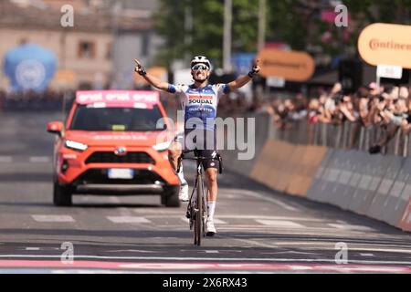 Fano, Italien. Mai 2024. Alaphilippe Julian (Team Soudal - Quickstep) gewinnt die 12. Etappe des Giro d'Italia von Martinsicuro nach Fano, Italien - Donnerstag, 16. Mai 2024 - Sport, Radfahren (Foto: Massimo Paolone /LaPresse) Credit: LaPresse/Alamy Live News Stockfoto