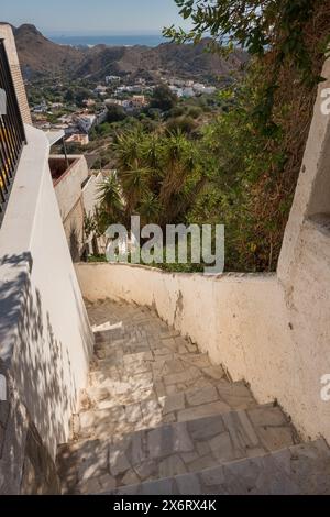 Weiß getünchte puebla-Häuser und eine Kirche aus dem 16. Jahrhundert bilden das idillische Dorf Mojacar auf einem Hügel mit Blick auf das Tal der Pyramiden Stockfoto