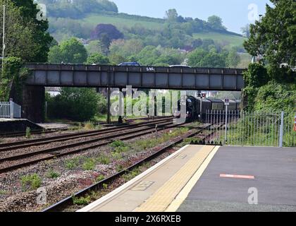 GWR Castle Klasse Nr. 7029 Clun Castle, Zugfahrt „The Great Western Railway“ durch Totnes, South Devon. Stockfoto