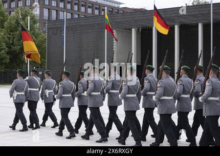 Soldaten vom Wachbataillon der Bundeswehr, aufgenommen im Rahmen des Empfangs des litauischen Verteidigungsministers durch Boris Pistorius SPD, Bundesminister der Verteidigung, im BMVg in Berlin, 16.05.2024. Berlin Deutschland *** Soldaten aus dem Wachbataillon der Bundeswehr, aufgenommen während des Empfangs des litauischen Verteidigungsministers durch Boris Pistorius SPD, Bundesverteidigungsminister, beim BMVg in Berlin, 16 05 2024 Berlin Deutschland Copyright: xLorenzxHuterxphotothek.dex Stockfoto