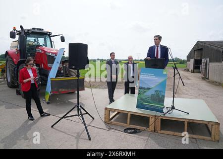 Taoiseach Simon Harris spricht während eines Besuchs auf Philip Harris Farm in Co. Kildare, um Pläne für eine neue Partnerschaft mit den Bauern zu besprechen. Bilddatum: Donnerstag, 16. Mai 2024. Stockfoto