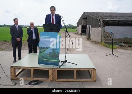 Taoiseach Simon Harris spricht während eines Besuchs auf Philip Harris Farm in Co. Kildare, um Pläne für eine neue Partnerschaft mit den Bauern zu besprechen. Bilddatum: Donnerstag, 16. Mai 2024. Stockfoto