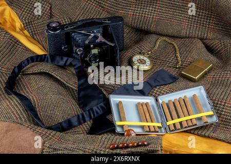 Tweed-Jacke mit Vintage-Kameratasche Zigarrengehäuse und Messingfeuer Stockfoto