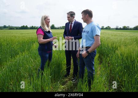 Taoiseach Simon Harris (Mitte) spricht mit Helen und Philip Harris während eines Besuchs auf ihrem Bauernhof in Co. Kildare, um Pläne für eine neue Partnerschaft mit den Bauern zu besprechen. Bilddatum: Donnerstag, 16. Mai 2024. Stockfoto