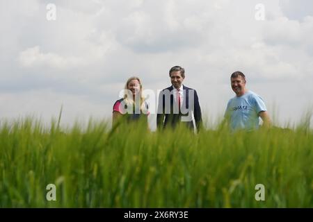 Taoiseach Simon Harris (Mitte) spricht mit Helen und Philip Harris während eines Besuchs auf ihrem Bauernhof in Co. Kildare, um Pläne für eine neue Partnerschaft mit den Bauern zu besprechen. Bilddatum: Donnerstag, 16. Mai 2024. Stockfoto