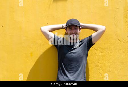 Der Reisende posiert vor der echten Hoi an einer gelben Wand. Konzept von Tourismus, Reisen und Urlaub Stockfoto