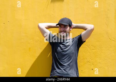 Der Reisende posiert vor der echten Hoi an einer gelben Wand. Konzept von Tourismus, Reisen und Urlaub Stockfoto