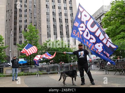 New York, Usa. Mai 2024. Pro-Trump-Demonstranten werden am Donnerstag, den 16. Mai 2024, vor dem Criminal Court Building in Manhattan in New York City gesehen. Das Schweigegeldverfahren gegen den ehemaligen Präsidenten Donald Trump wird fortgesetzt, während sein ehemaliger Anwalt Michael Cohen den dritten Tag im Amt hält. Foto: Louis Lanzano/UPI Credit: UPI/Alamy Live News Stockfoto