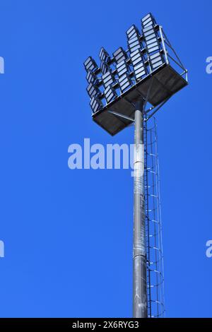 Die Lichtmasten des Stadions ragten hoch Stockfoto