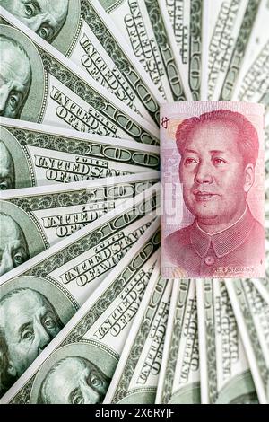 100-Dollar-Banknoten mit einhundert Yuan-Banknote (Renminbi), Konzept der Abwertung der chinesischen Währung Stockfoto