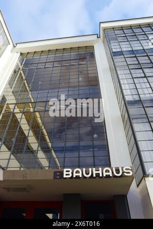 Dessau, Deutschland 03-16-2024 berühmtes Hauptgebäude der Bauhaus-Schule mit Logo Stockfoto