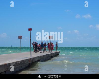 Touristen am Ende eines Piers mit Blick auf die Straße von Florida, Key West, Florida, USA, 16. April, 2024 Stockfoto