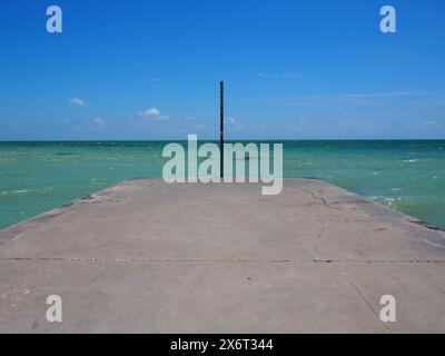 Pier mit Blick auf die Straße von Florida, Key West, Florida, USA, 16. April, 2024 Stockfoto