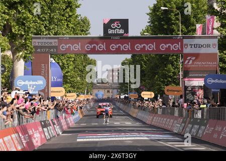 Fano, Italien. Mai 2024. Alaphilippe Julian (Team Soudal - Quickstep) gewinnt die 12. Etappe des Giro d'Italia von Martinsicuro nach Fano, Italien - Donnerstag, 16. Mai 2024 - Sport, Radfahren (Foto: Fabio Ferrari /LaPresse) Credit: LaPresse/Alamy Live News Stockfoto