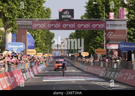 Fano, Italien. Mai 2024. Alaphilippe Julian (Team Soudal - Quickstep) gewinnt die 12. Etappe des Giro d'Italia von Martinsicuro nach Fano, Italien - Donnerstag, 16. Mai 2024 - Sport, Radfahren (Foto: Fabio Ferrari /LaPresse) Credit: LaPresse/Alamy Live News Stockfoto