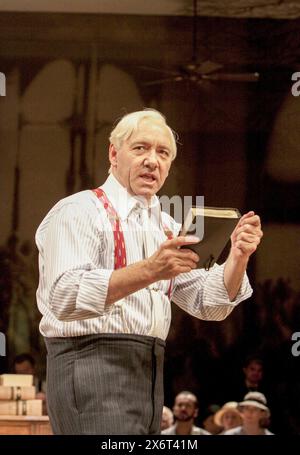 Kevin Spacey (Henry Drummond) in ERBE THE WIND von Jerome Lawrence & Robert E. Lee im Old Vic Theatre, London SE1 01/10/2009 Bühnenbild: Rob Howell Kostüme: Rob Howell & Irene Bohan Beleuchtung: Howard Harrison Regisseur: Trevor Nunn Stockfoto