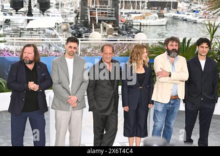 Manuel Guillot, Raphaël Quenard (in Dior), Vincent Lindon, Léa Seydoux (in Louis Vuitton), Quentin Dupieux, Louis Garrel Fotoruf des Films 'Le Deuxième Acte' (der zweite Akt) 77. Filmfestival von Cannes 15. Mai 2024 Credit:Jacky Godard/Photo12 Stockfoto