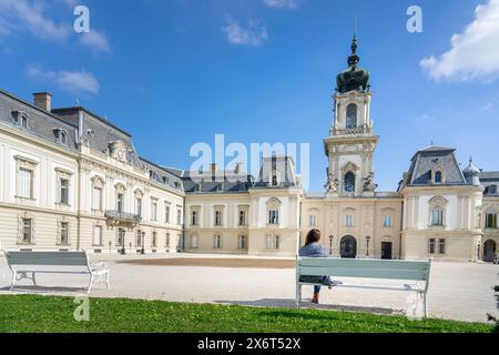 Wunderschönes barockes Festetics Schlossgebäude in Keszthely Ungarn mit einer Frau, die auf einer Bank sitzt Stockfoto