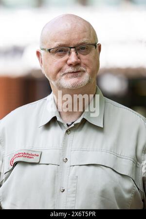 16. Mai 2024, Niedersachsen, Lüneburg: Knut Sierk, Leiter der Waldfeuerwehr. In vielen Gebieten Niedersachsens besteht ein erhöhtes Waldbrandrisiko. Foto: Philipp Schulze/dpa Stockfoto