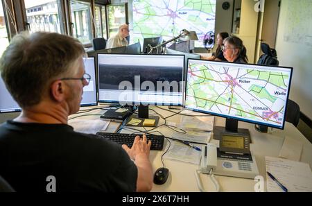 16. Mai 2024, Niedersachsen, Lüneburg: Mitarbeiter der Waldbrandleitstelle betrachten Monitore und Werten Bilder von Waldbrandüberwachungskameras aus. In vielen Gebieten Niedersachsens besteht ein erhöhtes Waldbrandrisiko. Foto: Philipp Schulze/dpa Stockfoto