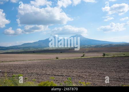Panoramablick über die wunderschöne Farm landscape.deep blauer bewölkter Himmel an sonnigem Tag mit Licht und Schatten Stockfoto