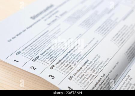 Briefwahlzettel für das Europäische Parlament in deutscher Sprache mit Wahlparteien, Bürgerpflicht und Bürgerbeteiligung, Frankfurt - 16. Mai 2024 Stockfoto