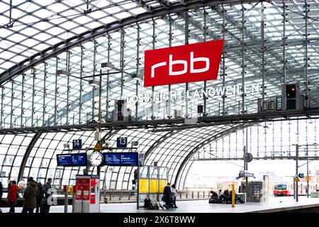 Radio News Berlin-Brandenburg Logo auf gewölbtem Metallgewölbe am Bahnhof, verglaster Bahnsteig, moderne Eisenbahninfrastruktur und Markentranspor Stockfoto