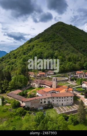 Aus der Vogelperspektive der antiken Badia di San Gemolo in Ganna an einem Frühlingstag. Valganna, Bezirk Varese, Lombardei, Italien. Stockfoto