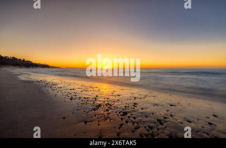 Fantastischer Sonnenaufgang am einsamen Strand von Fuerteventura, Farben, Orange, Steine, Horizont Stockfoto