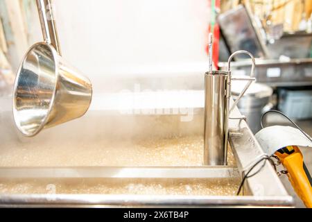 Kochendes Ahornsirup sap kochende Pfannen mit Dampf Stockfoto