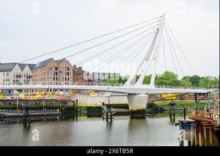 Bau der Fußgängerbrücke über den Fluss Clyde mit Blick vom North Bank in Partick nach Govan, Glasgow, Schottland, Großbritannien, Europa Stockfoto