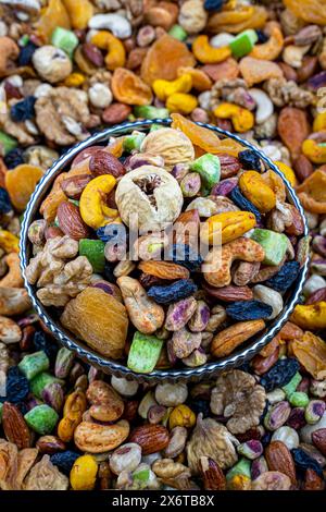 Farbenfrohe gemischte Nüsse und getrocknete Früchte in eleganter Schüssel, Ein lebendiges, hochauflösendes Bild von gemischten Nüssen und getrockneten Früchten in einer dekorativen Schüssel. Stockfoto