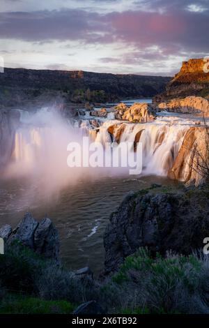 Abfahrt im Frühling an den Shoshone Falls in Twin Falls, Idaho. Langzeitaufnahme der Shoshone Falls im Frühjahr bei Sonnenuntergang. April 2024. Stockfoto