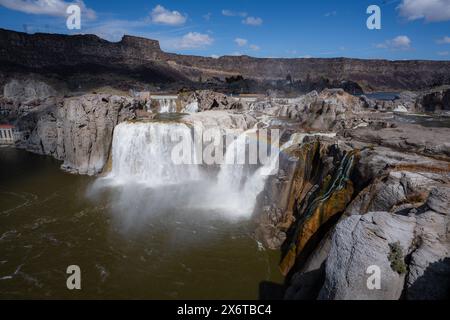 Shoshone Falls in Twin Falls, Idaho, mit einem leichten Regenbogen an einem sonnigen blauen Himmel. Stockfoto