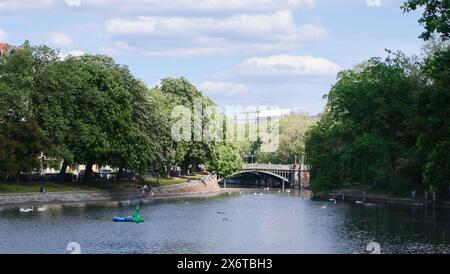 Berlin, Deutschland, 6. Mai 2024, Blick über den Landwehrkanal zur Admiralbrücke in Kreuzberg Stockfoto