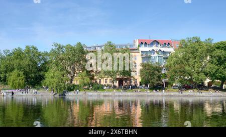 Berlin, Deutschland, 9. Mai 2024, Blick über den Landwehrkanal zum Fraenkelufer mit alten Bäumen und Wohnhäusern Stockfoto