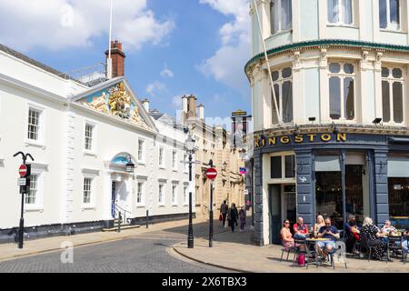 Hull Trinity House Hull UK und Menschen, die vor dem Kingston Pub trinken, Kingston upon Hull Yorkshire England UK GB Europe Stockfoto